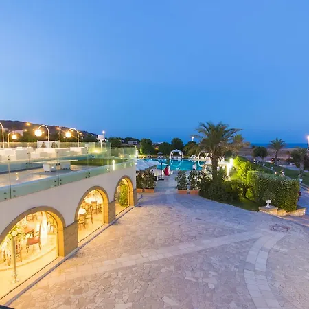 Augustus Hotel *
